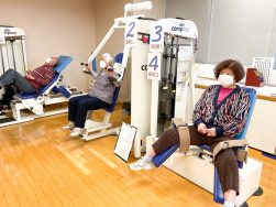 パワーリハビリ、ただ今トレーニング中💪｜長岡三古老人福祉会