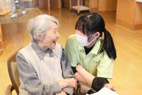 新しい仲間たちの笑顔｜長岡三古老人福祉会