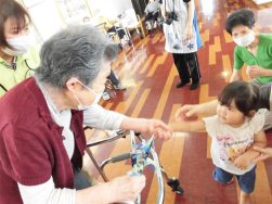 こどもさくら苑 苑児触れ合い👦👩｜長岡三古老人福祉会