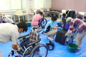 車椅子清掃と試食会を行いました！｜長岡三古老人福祉会