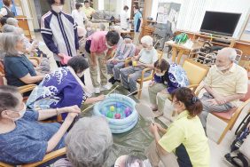 ヨーヨー釣りで盛り上がった夏祭り｜長岡三古老人福祉会
