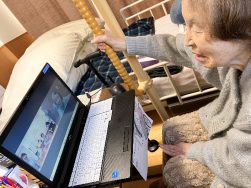 オンラインで元同僚と再会！｜長岡三古老人福祉会