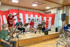 二胡の演奏｜長岡三古老人福祉会