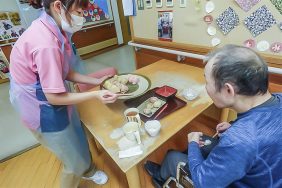 皆さんに大好評のおにぎりバイキング｜長岡三古老人福祉会