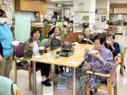 きのこ汁づくり｜長岡三古老人福祉会
