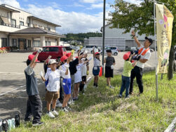 和島小学校(4年生)草取りに来てくれました｜長岡三古老人福祉会