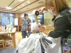 訪問美容はじめました！｜長岡三古老人福祉会
